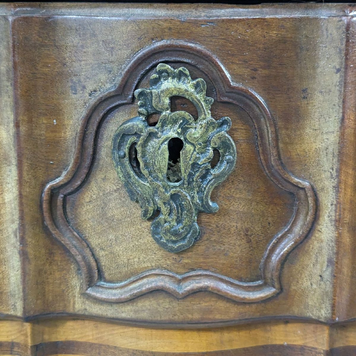Commode arbalète galbée noyer époque XVIIIème-photo-6