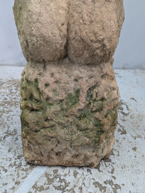 Figure masculine agenouillée – Sculpture expressionniste en pierre XXe siècle-photo-8