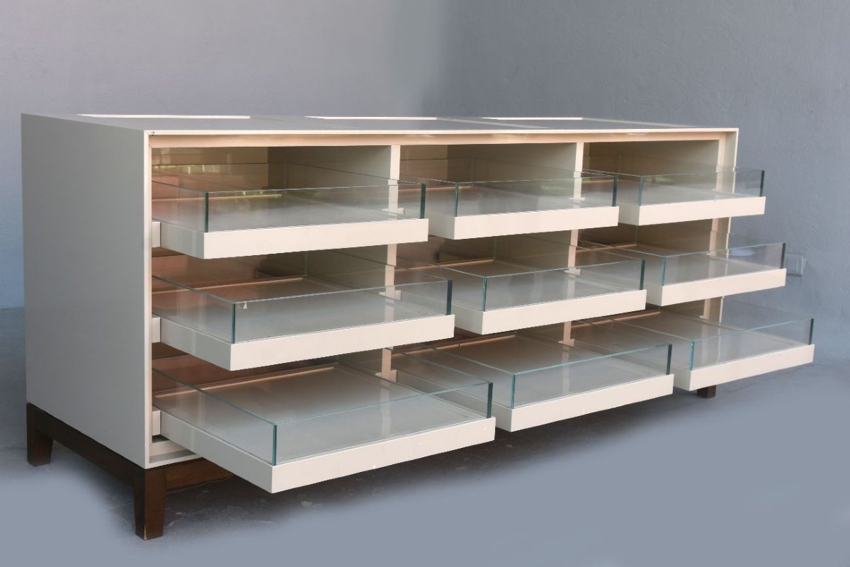 Burberry Cannes Luxury Store Bank Cream Lacquered Wood-photo-3
