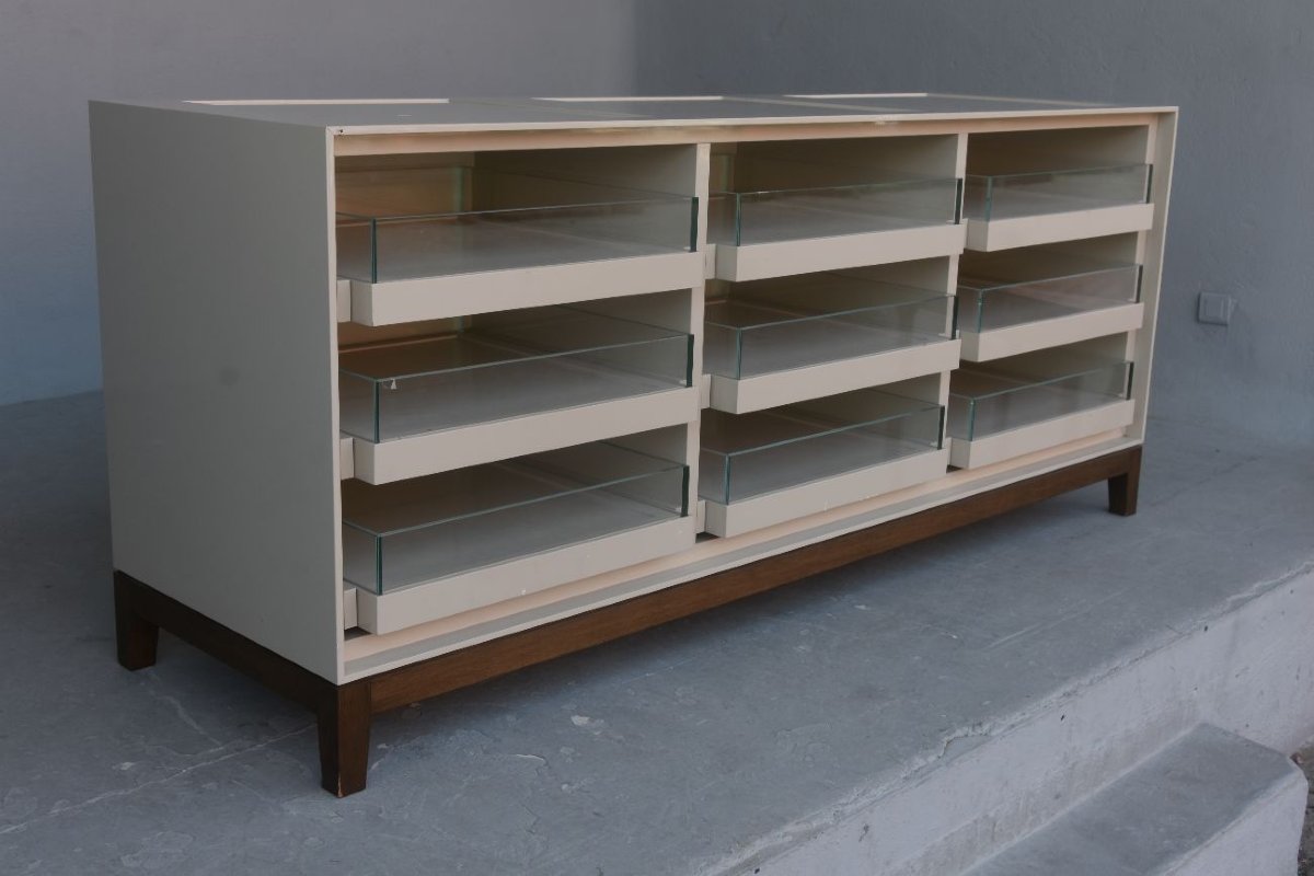 Burberry Cannes Luxury Store Bank Cream Lacquered Wood-photo-4