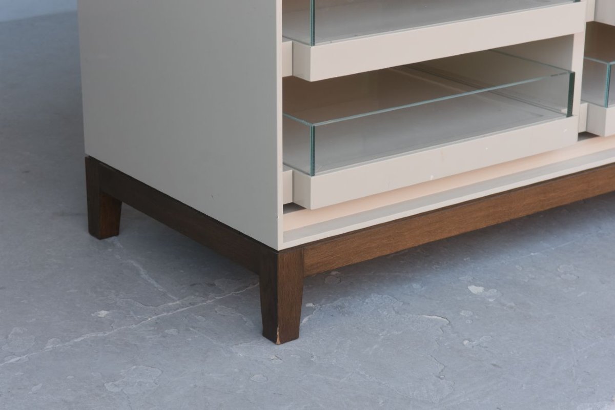 Burberry Cannes Luxury Store Bank Cream Lacquered Wood-photo-6