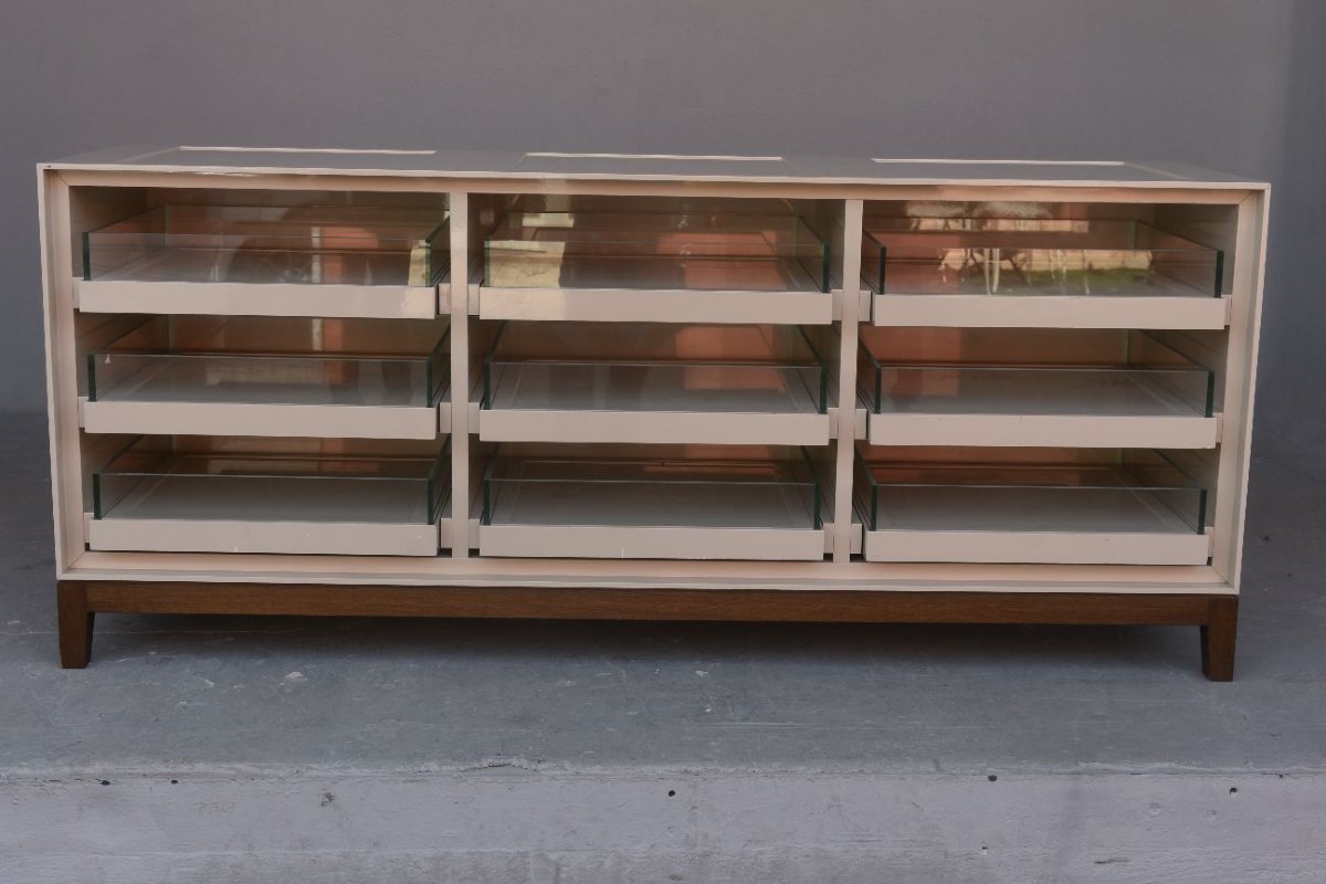 Burberry Cannes Luxury Store Bank Cream Lacquered Wood-photo-7