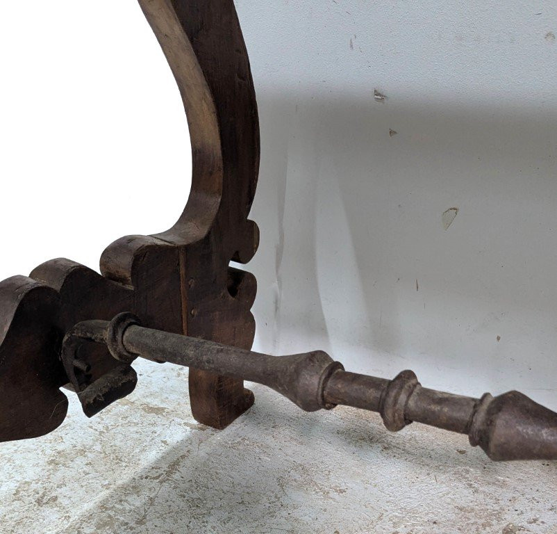 Table formant bureau d'époque XVIIIème en noyer avec une traverse en fer forgé-photo-1