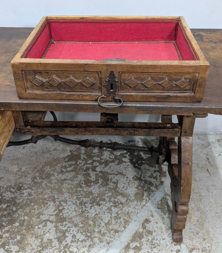 Table formant bureau d'époque XVIIIème en noyer avec une traverse en fer forgé-photo-2