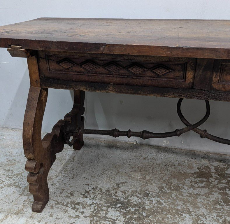 Table formant bureau d'époque XVIIIème en noyer avec une traverse en fer forgé-photo-4