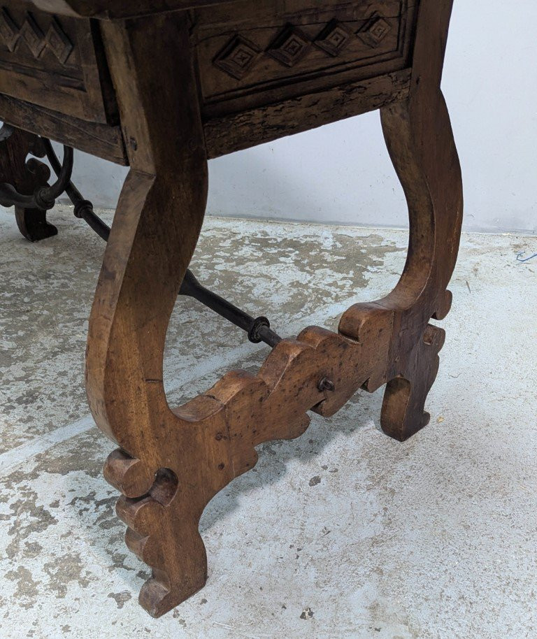 Table formant bureau d'époque XVIIIème en noyer avec une traverse en fer forgé-photo-6