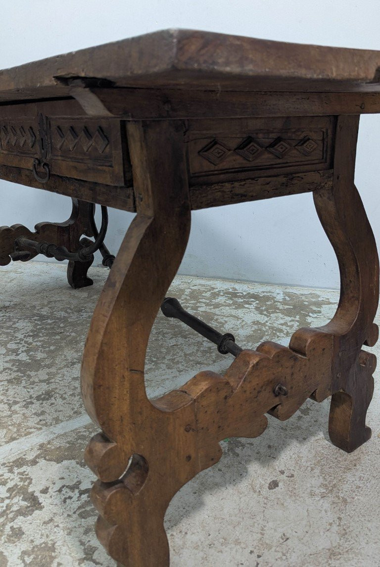 Table formant bureau d'époque XVIIIème en noyer avec une traverse en fer forgé-photo-7