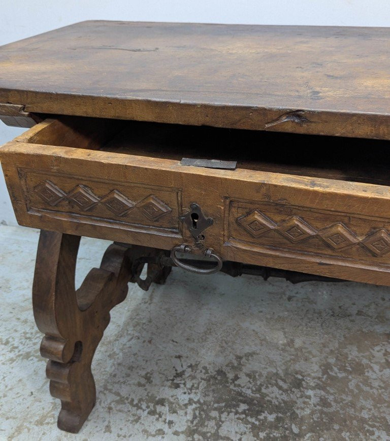 Table formant bureau d'époque XVIIIème en noyer avec une traverse en fer forgé-photo-8