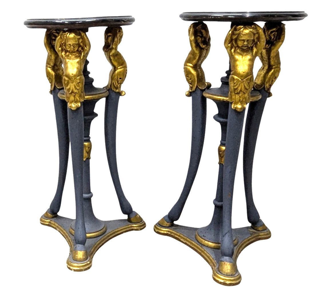 Paire de sellettes en bois laqué et doré à décor de Putti