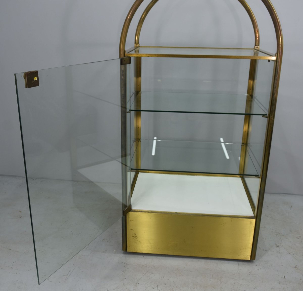 Collector's Arched Brass Display Case 1970-photo-2