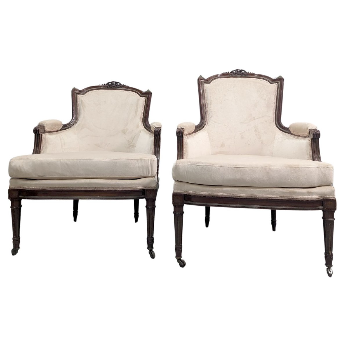 Fauteuils de style Louis XVI en acajou XIXème (fausse paire)