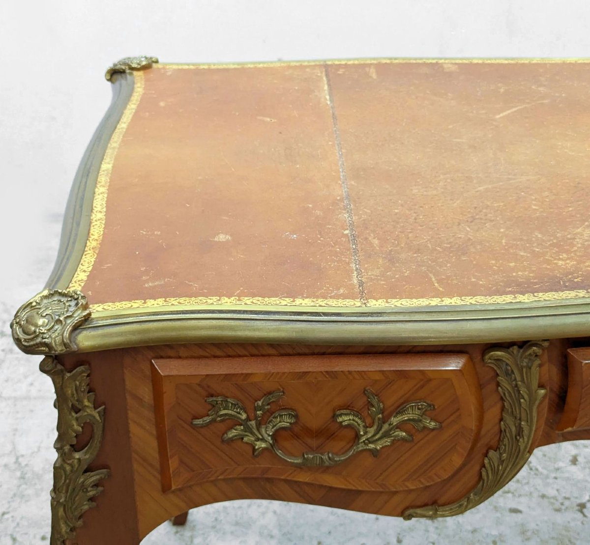 Petit bureau de dame à lingotière de style Louis XV dessus de cuir-photo-3