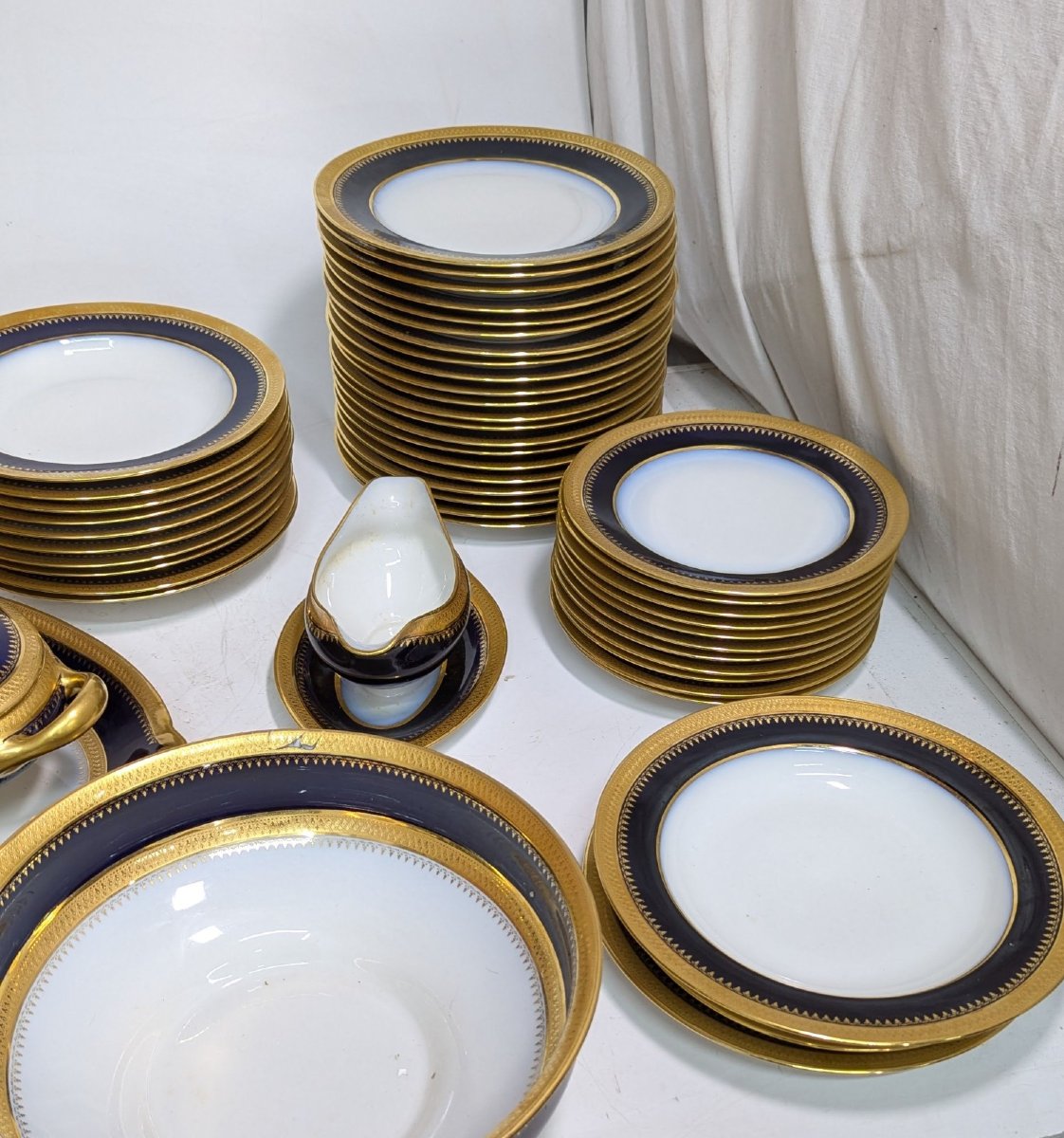 Service en porcelaine de Limoges  doré et cobalt décor Riche Chambon-photo-8