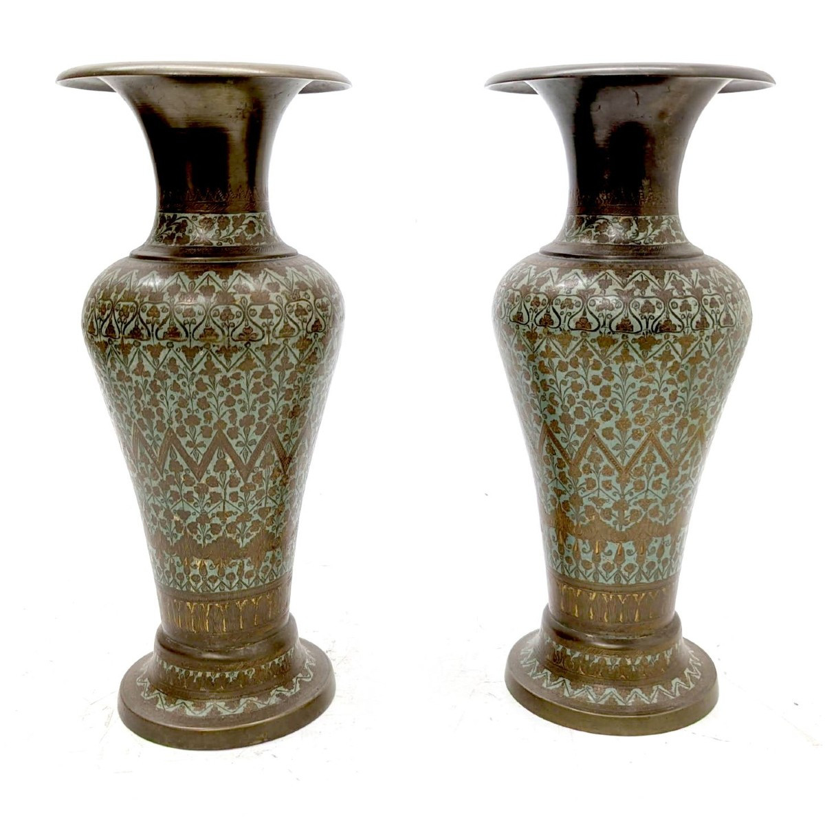 Paire de vases en bronze niellé travail oriental