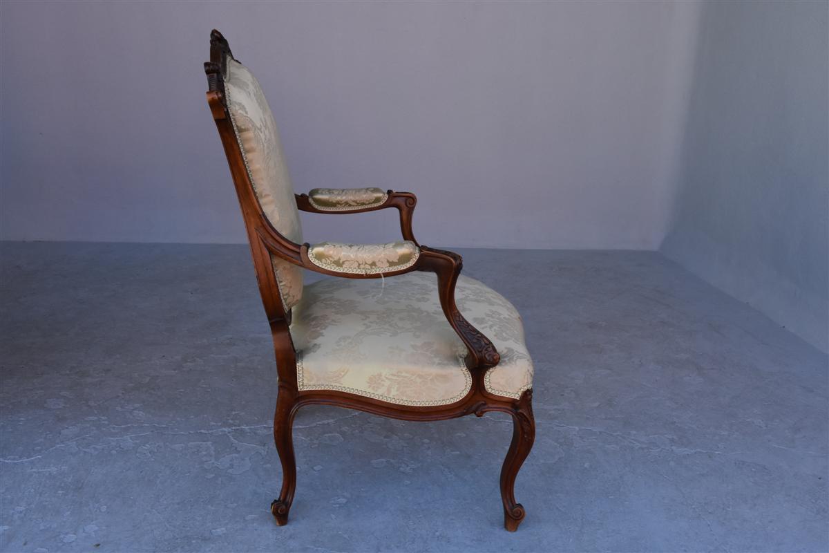 Paire De Fauteuil De Style Louis XV En Noyer Recouverte De Soie-photo-2