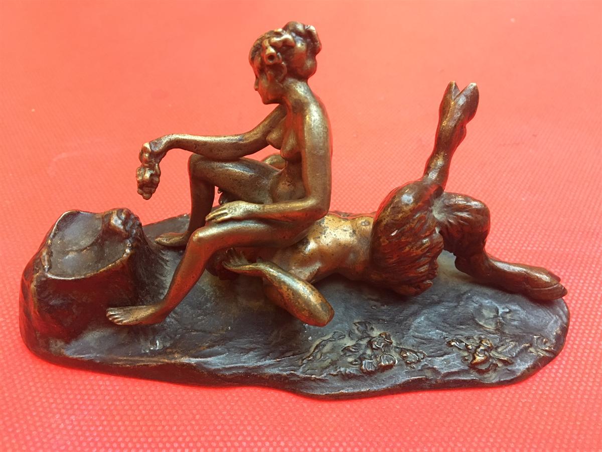 Curiosa En Bronze Patine Médaille Au Faune Et à La Jeune Femme-photo-2