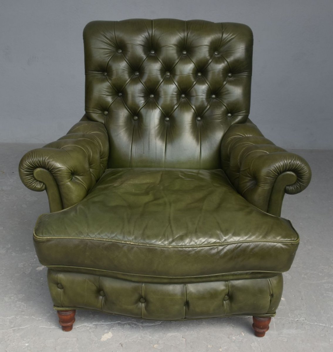 Chesterfield Leather Armchair Olive And Pouf-photo-4