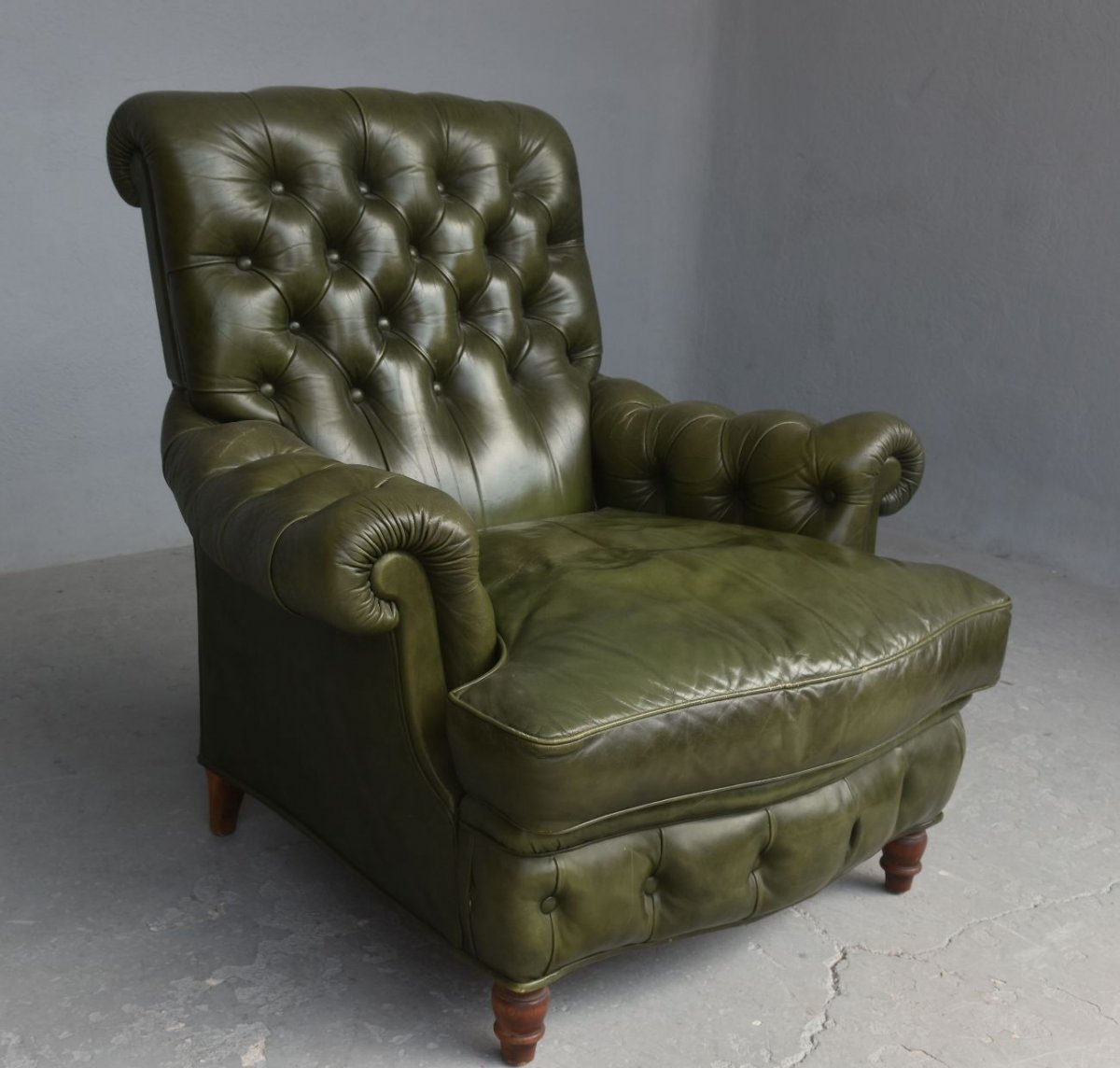 Chesterfield Leather Armchair Olive And Pouf-photo-3