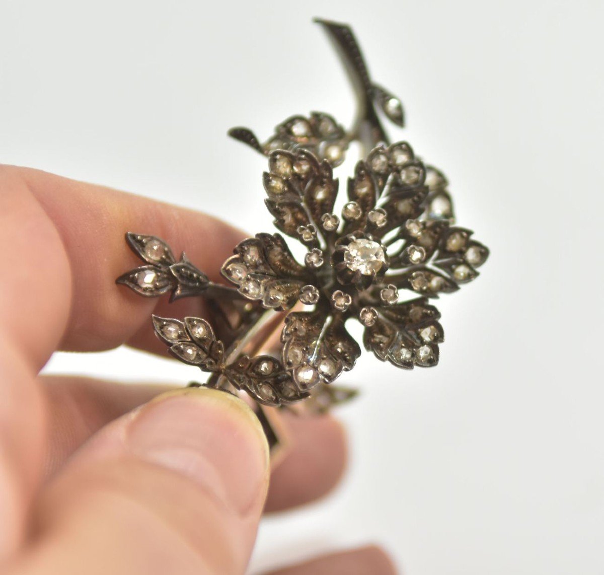 Trembleuse Brooch In Gold And Silver Composed Of 4 Articulated Strands And 1 Floral Pattern-photo-3