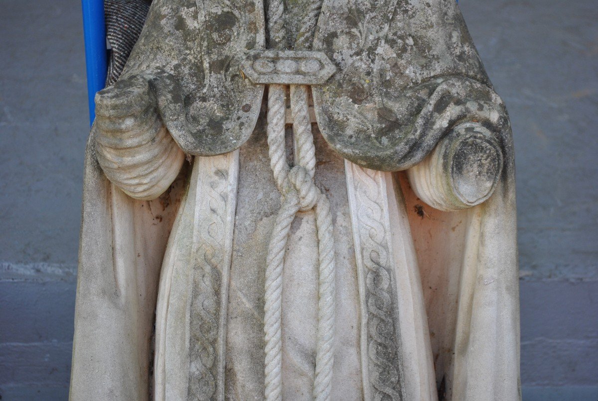 Statue Ancienne En Pierre Représentation Papale-photo-1