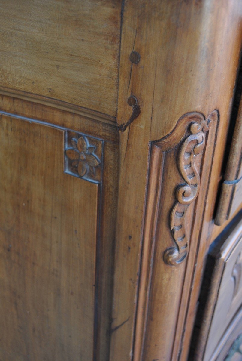 18th Century Curved Walnut Commode-photo-2