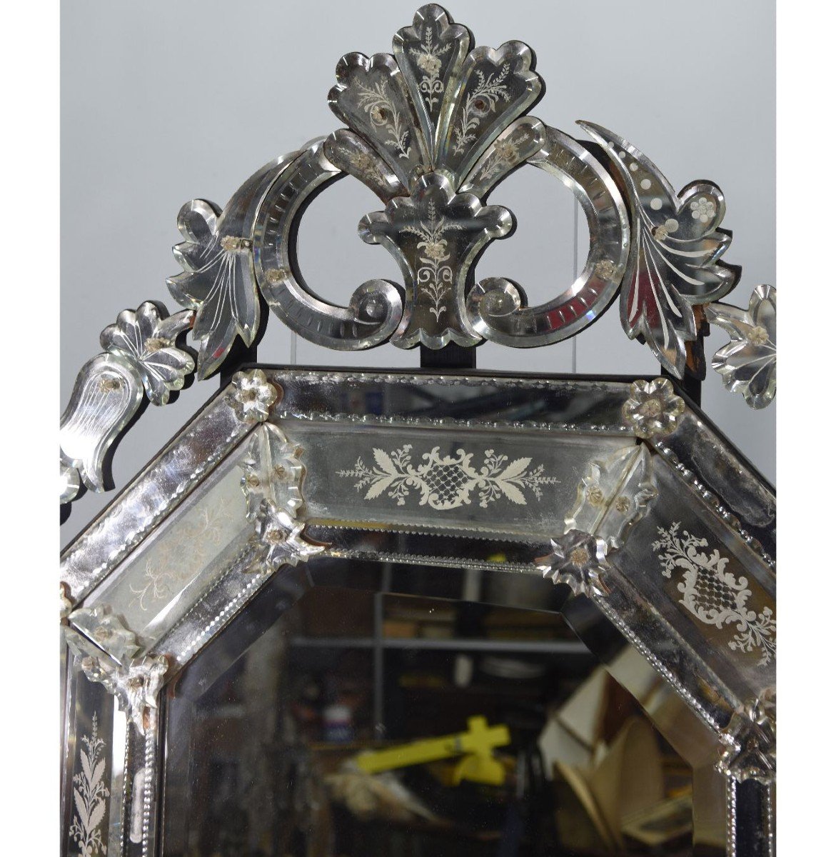 Engraved Venetian Style Mirror Octagonal Shape Decorated With Flowers-photo-2