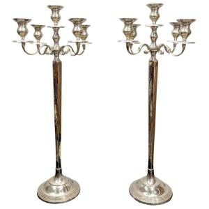 Très grands chandeliers en métal argenté style Louis XV à 6 lumières (paire)