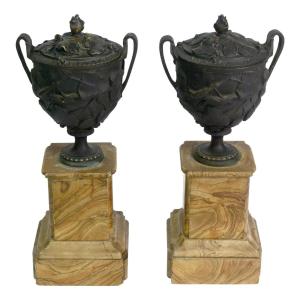 Cassolette en bronze au feuillages époque XIXème (paire)