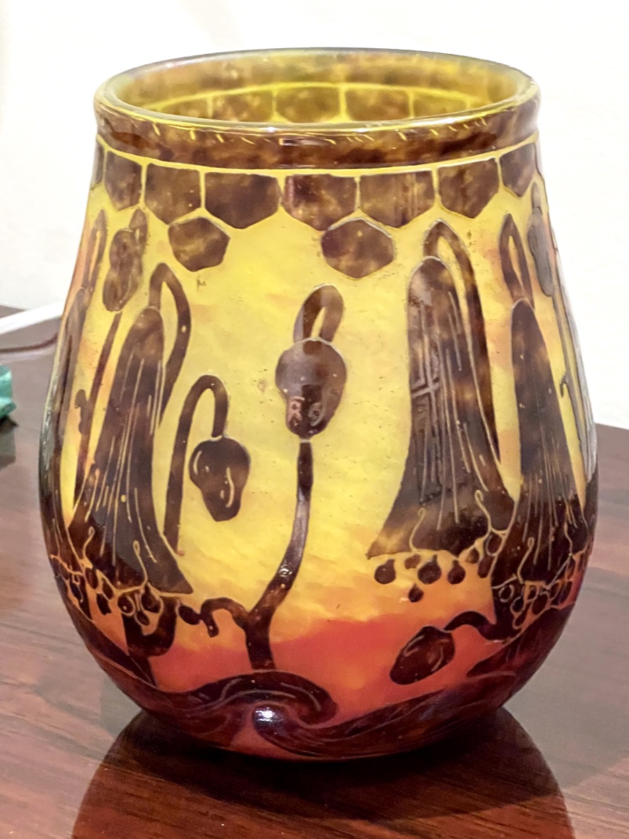 Vase Art Déco en verre camée signé Le Verre Français, décor « Campanules », vers 1922–1925.-photo-1