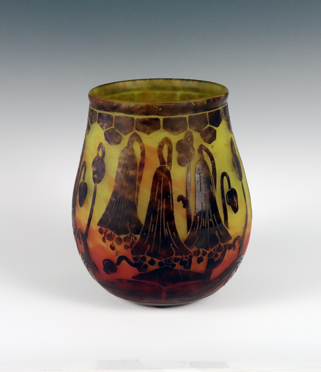 Vase Art Déco en verre camée signé Le Verre Français, décor « Campanules », vers 1922–1925.