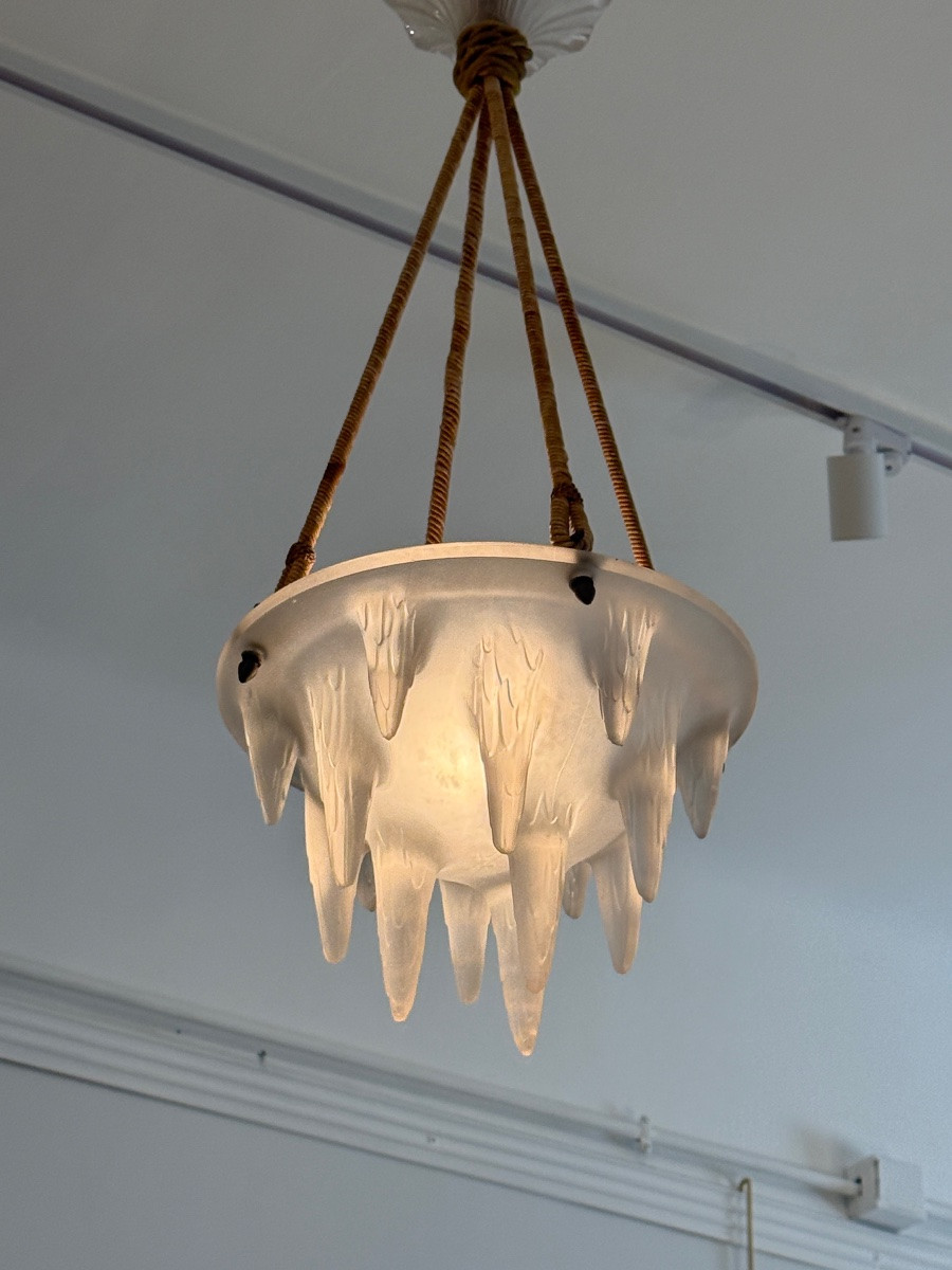  Suspension Art Déco en verre moulé signé Lalique, décor de stalactites-photo-3