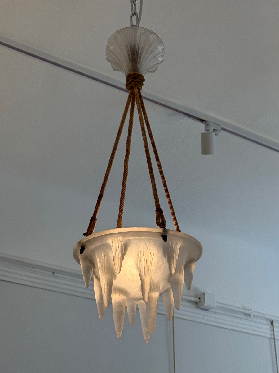  Suspension Art Déco en verre moulé signé Lalique, décor de stalactites-photo-4