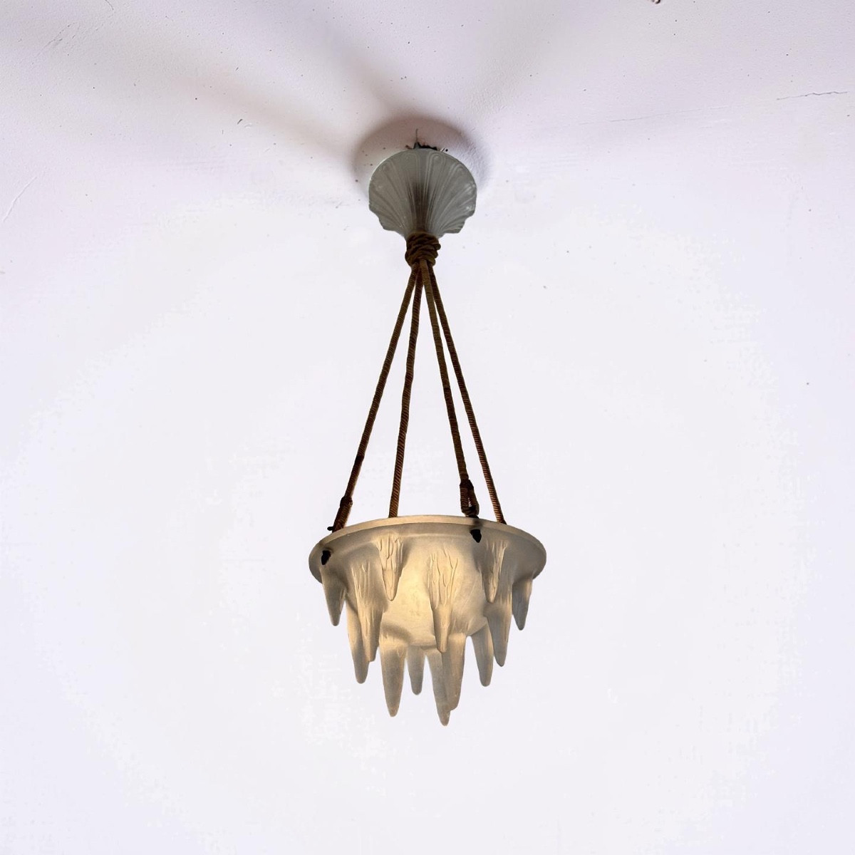  Suspension Art Déco en verre moulé signé Lalique, décor de stalactites