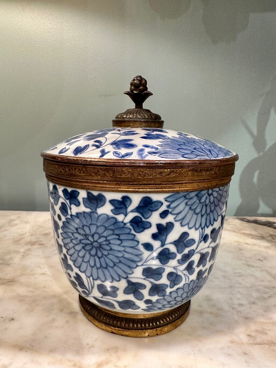 Pot monté en porcelaine  "bleu blanc" époque Kangxi 