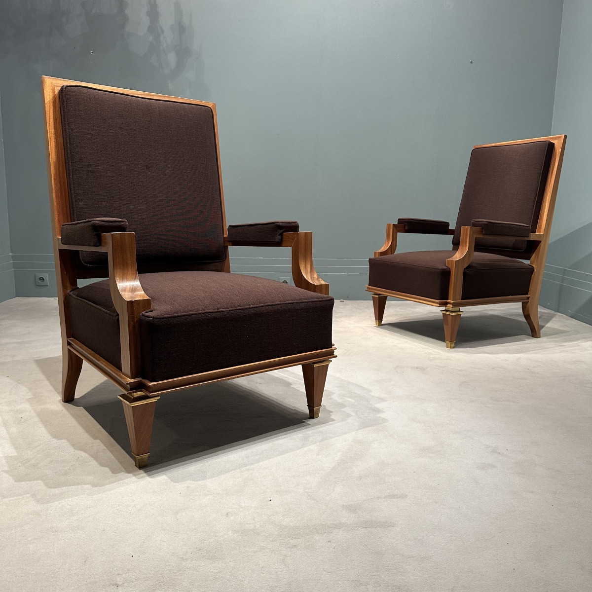 paire de grands fauteuils par André Arbus 