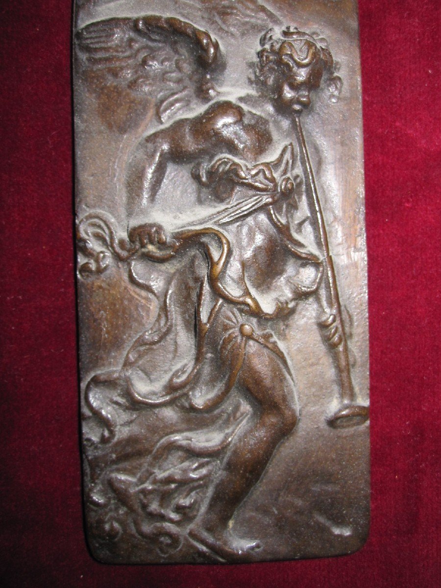 Plaquette En Bronze Du XVIIIe Siècle. Ange Avec Trompette. 10,5 X 5,2 Centimètres
