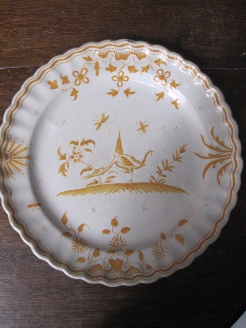 Assiette En Céramique De Moustier Du XVIIIe Siècle