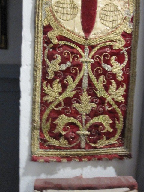 Velvet And Silk Fabric Embroidered With The Cross And Shells Of The Apostle Santiago. XVI Century-photo-3