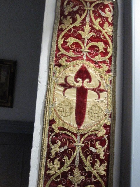 Velvet And Silk Fabric Embroidered With The Cross And Shells Of The Apostle Santiago. XVI Century-photo-4