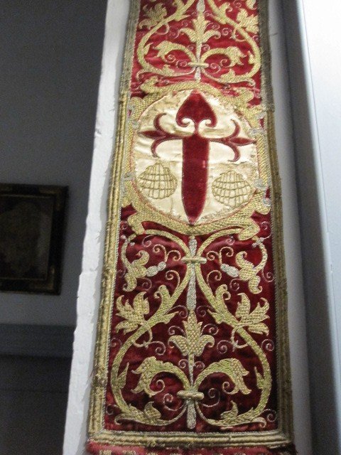 Velvet And Silk Fabric Embroidered With The Cross And Shells Of The Apostle Santiago. XVI Century-photo-4