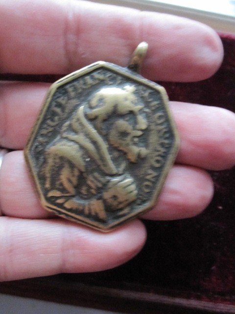 Religious Medal: Virgin Mary And San Francisco De Asis. Bronze Octagonal Shape 17th-photo-3