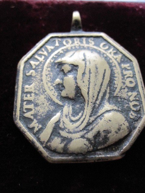 Religious Medal: Virgin Mary And San Francisco De Asis. Bronze Octagonal Shape 17th