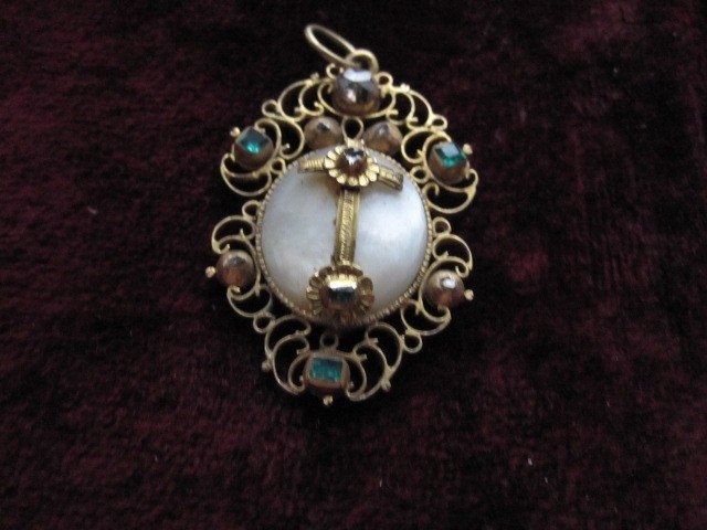 Pendentif Du XVIIe Siècle En Or, Nacre Et Petites émeraudes Et Diamants. Amérique Hispanique-photo-1