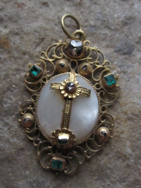Pendentif Du XVIIe Siècle En Or, Nacre Et Petites émeraudes Et Diamants. Amérique Hispanique
