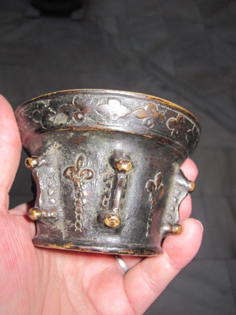Small Bronze Mortar Decorated With Ribs And Fleurs De Lys. French Work S. XVI-photo-1