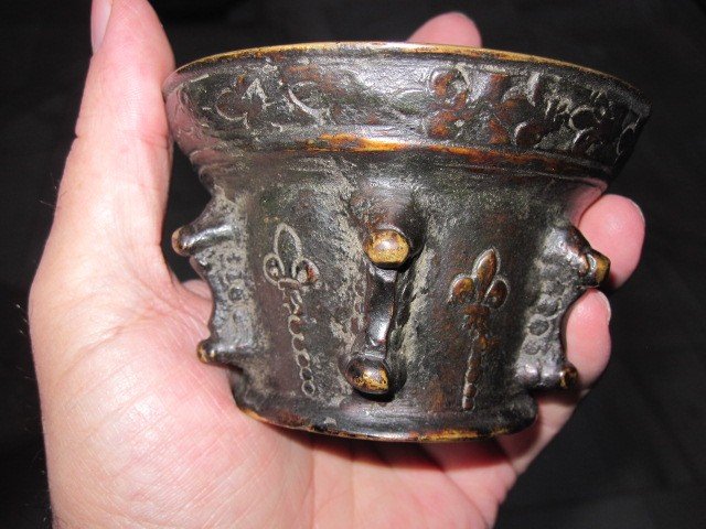 Small Bronze Mortar Decorated With Ribs And Fleurs De Lys. French Work S. XVI-photo-4