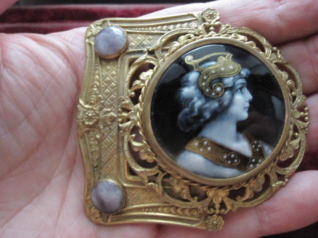 Belt Buckle In Gilt Bronze With Enamel And Amethysts In Historicist Or Symbolist Style