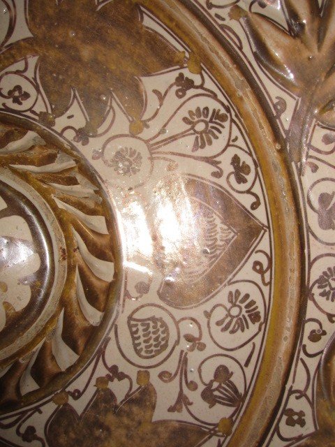 Grande Assiette En Céramique Hispanique Mauresque Aux Reflets Dorés De Manises. Siècle XVI-photo-1