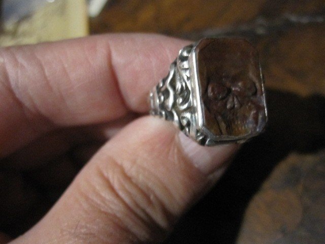 Memento Mori. Bague Avec Cornaline Sculptée De Forme Incussive, Pour Sceau. 18ème Ou 19ème Sièc-photo-1