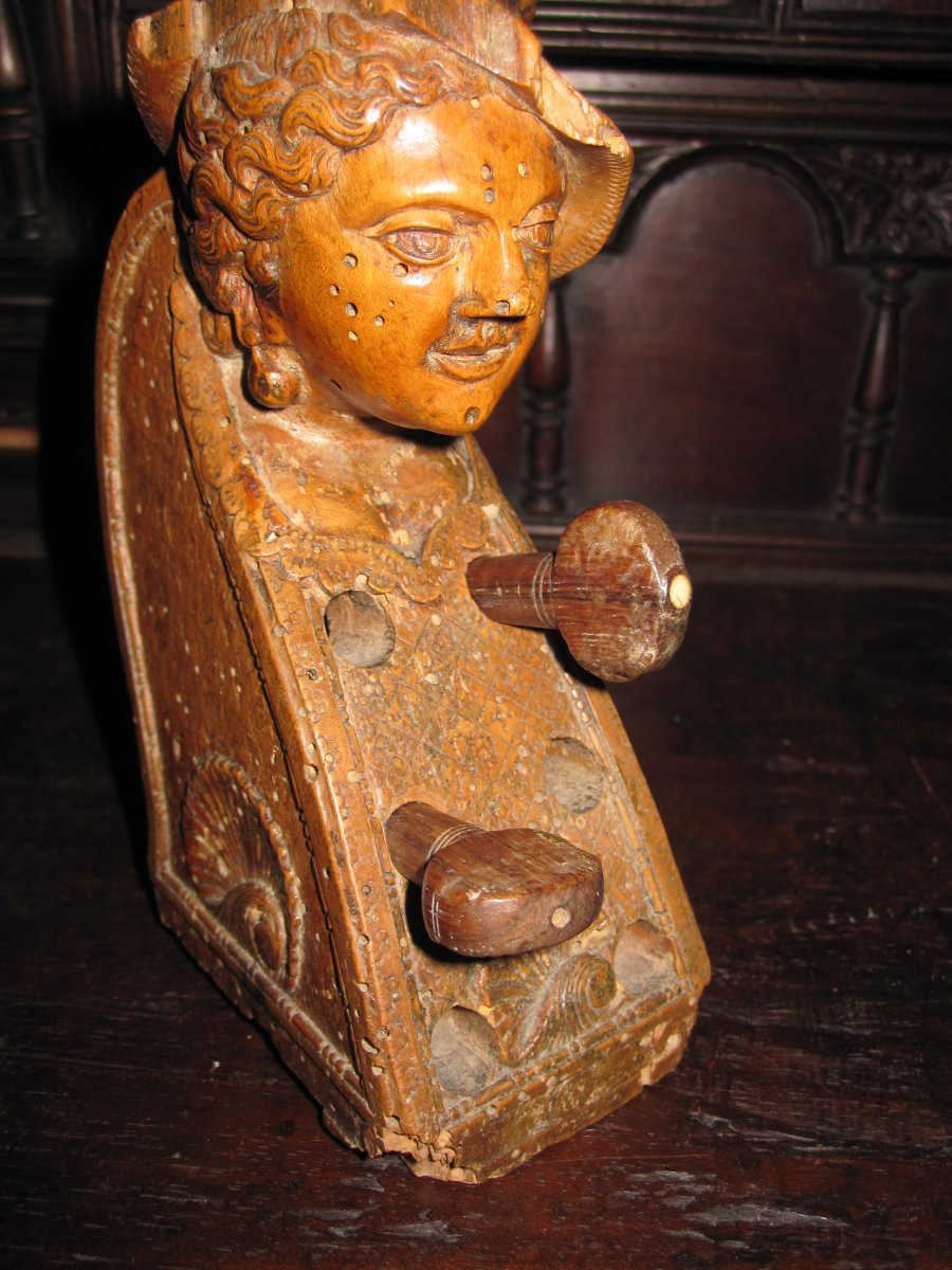 Tête en bois sculptée provenant d'un instrument de musique. XVIIIe siècle-photo-1